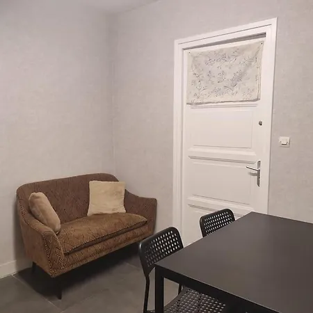 La Cour D'ecole A Appartement *